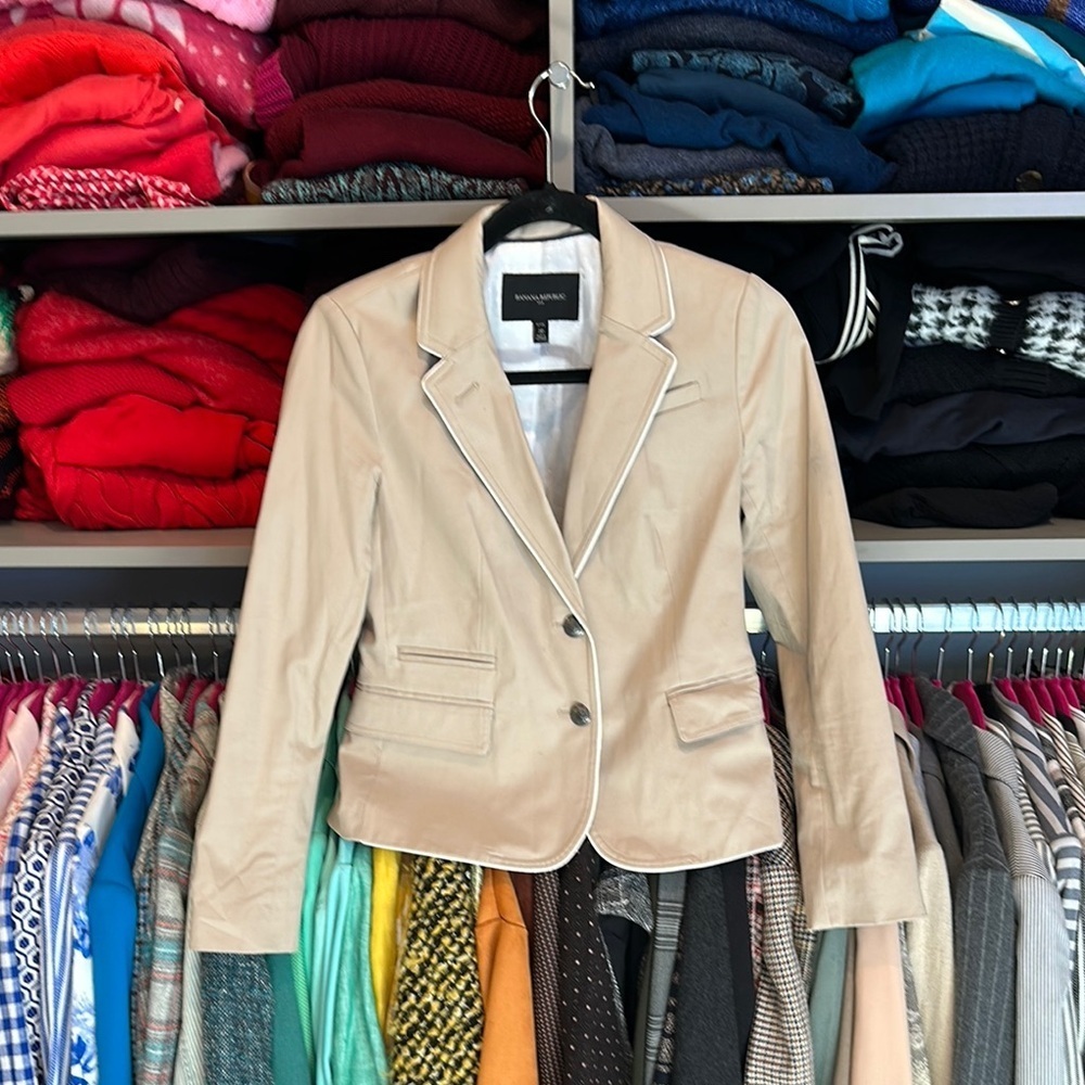 Banana Republic tan white piping 3 pocket 2 button closure slit back blazer 0